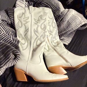 White Western-Style Women’s Boots